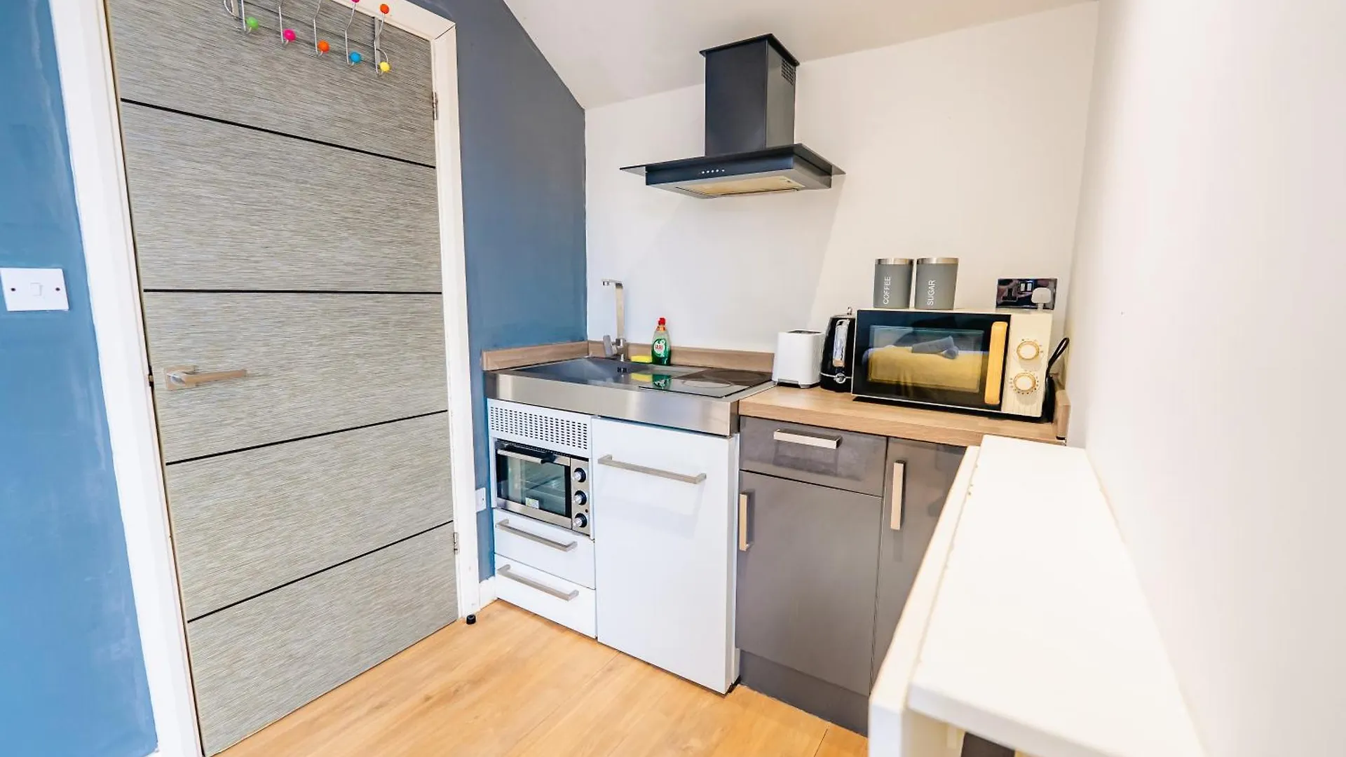 Modern Design Studio Apartment Кардифф