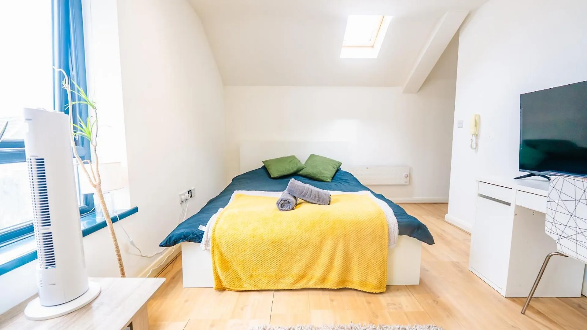 Modern Design Studio Apartment Кардифф