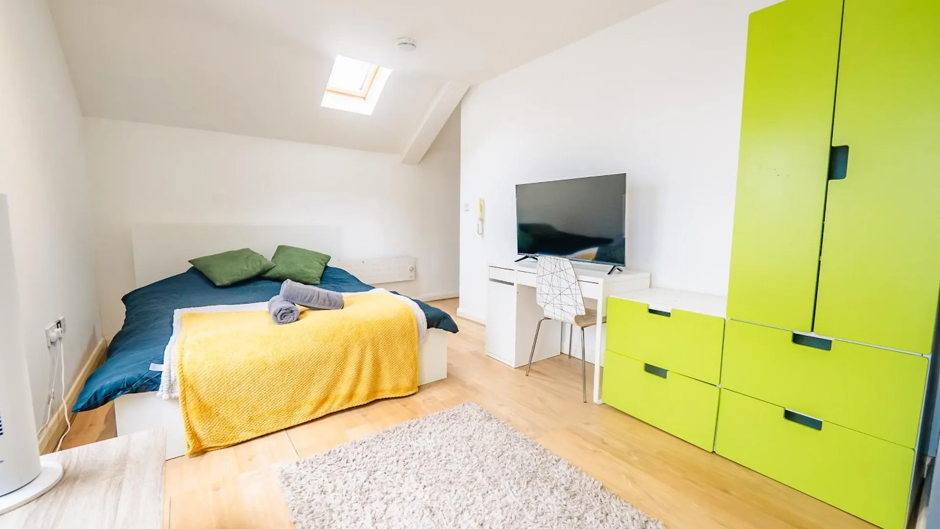 Modern Design Studio Apartment Кардифф