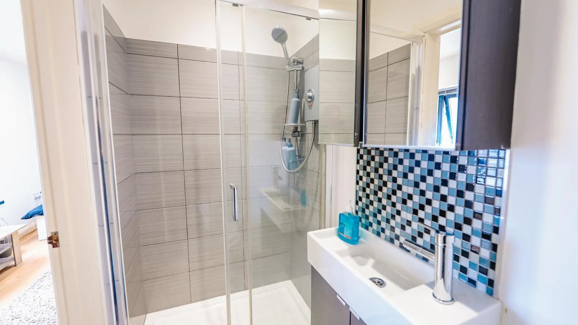 Modern Design Studio Apartment Кардифф