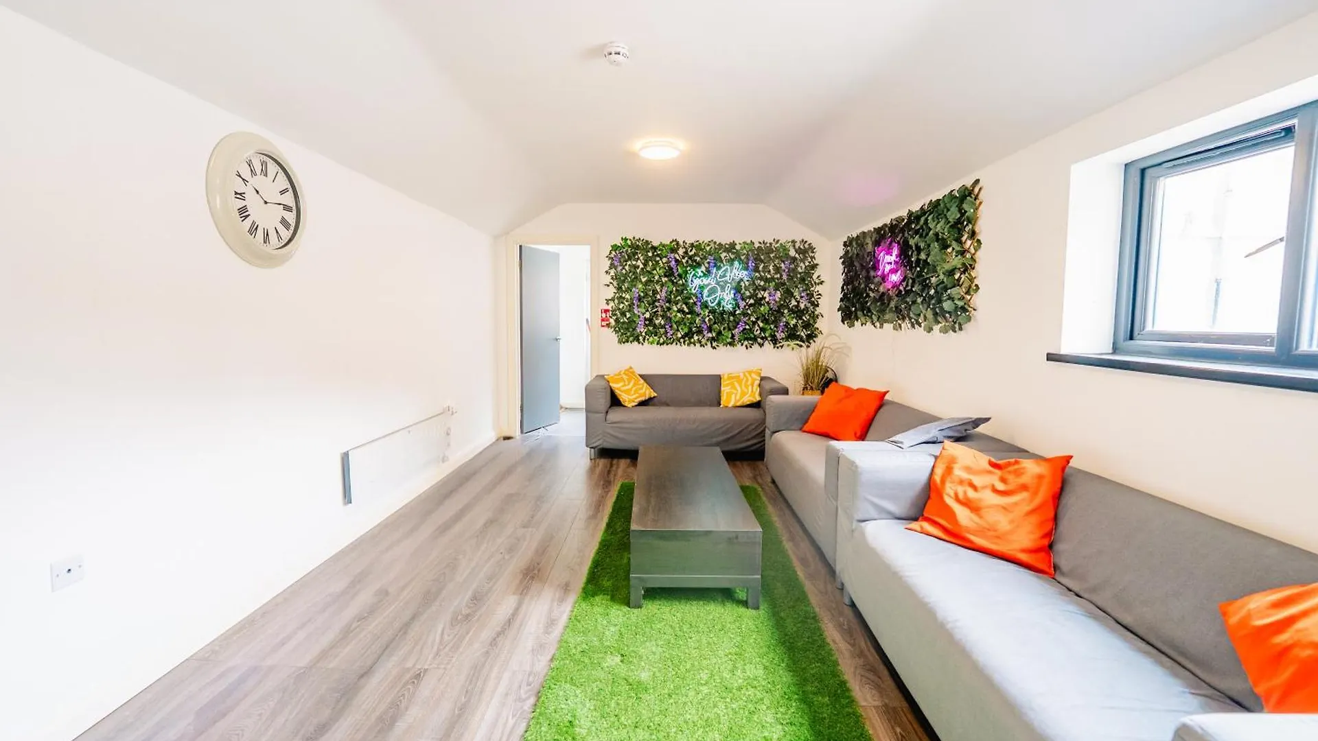 Modern Design Studio Apartment Кардифф