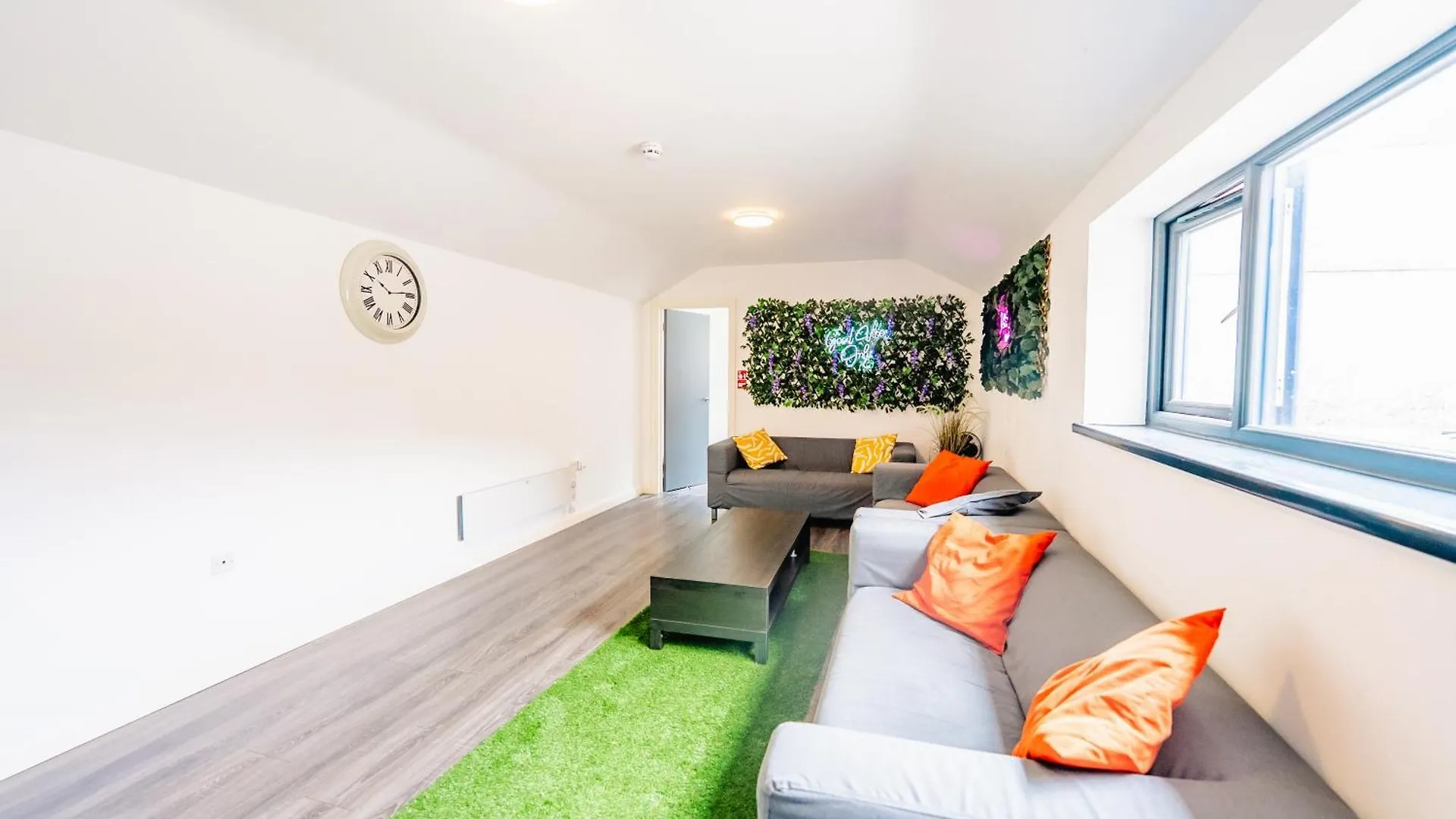 Modern Design Studio Apartment Кардифф